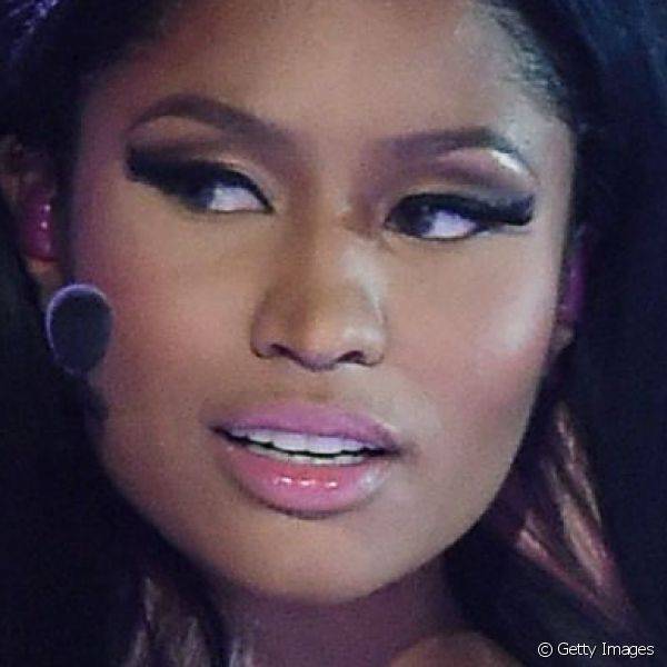 Para o Billboard Awards 2015, Nicki Minaj investiu em um esfumado com o côncavo marcado, delineado preto e um gloss rosinha nos lábios
